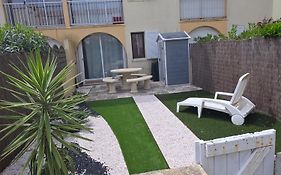 Appartement T2 avec son rez de jardin de 40 m2 5 couchages 250m de la plage et 15km de l'Arena